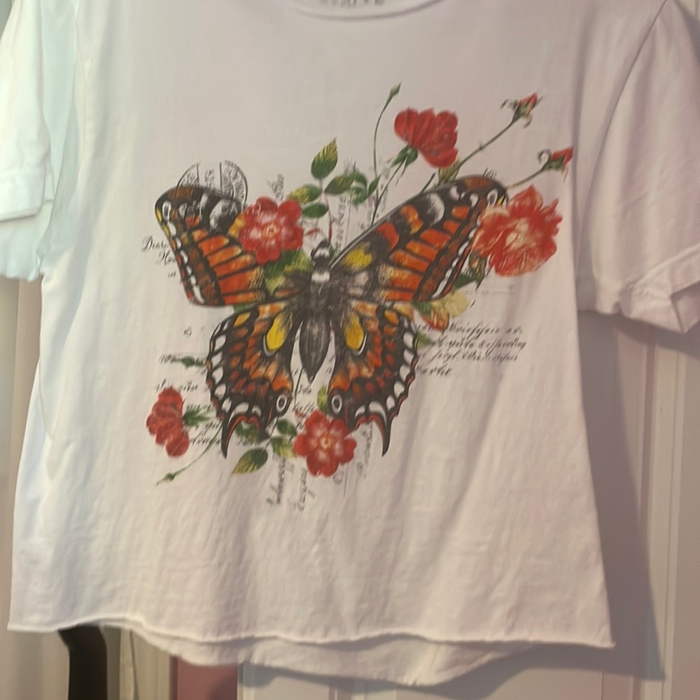 Short fitting shirt by obsessive love from recycled materials
